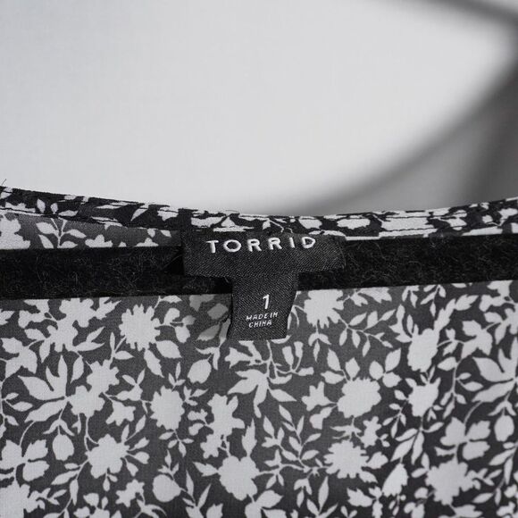 Torrid Floral Smocked Blouse‎ Black White Flirty Chiffon Square Neck Babydoll 1X - Picture 2 of 7